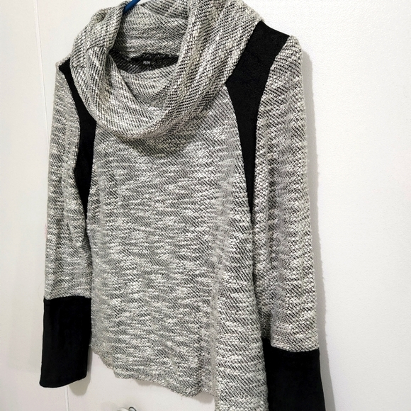 Original Canadian designer grey/white and black funnel neck sweater. - Picture 11 of 12